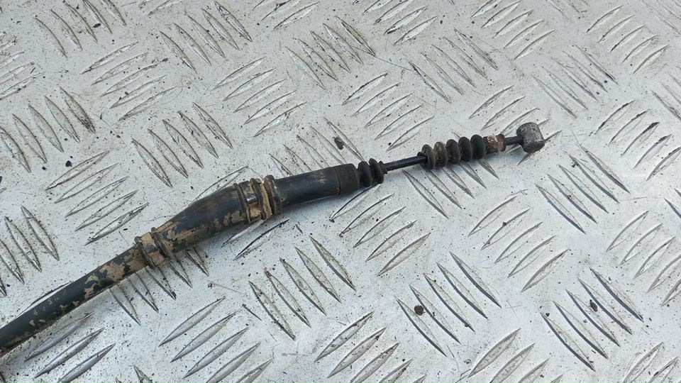 Трос стояночного тормоза правый