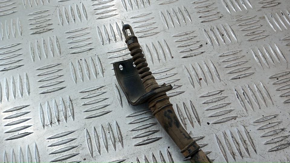 Трос стояночного тормоза правый