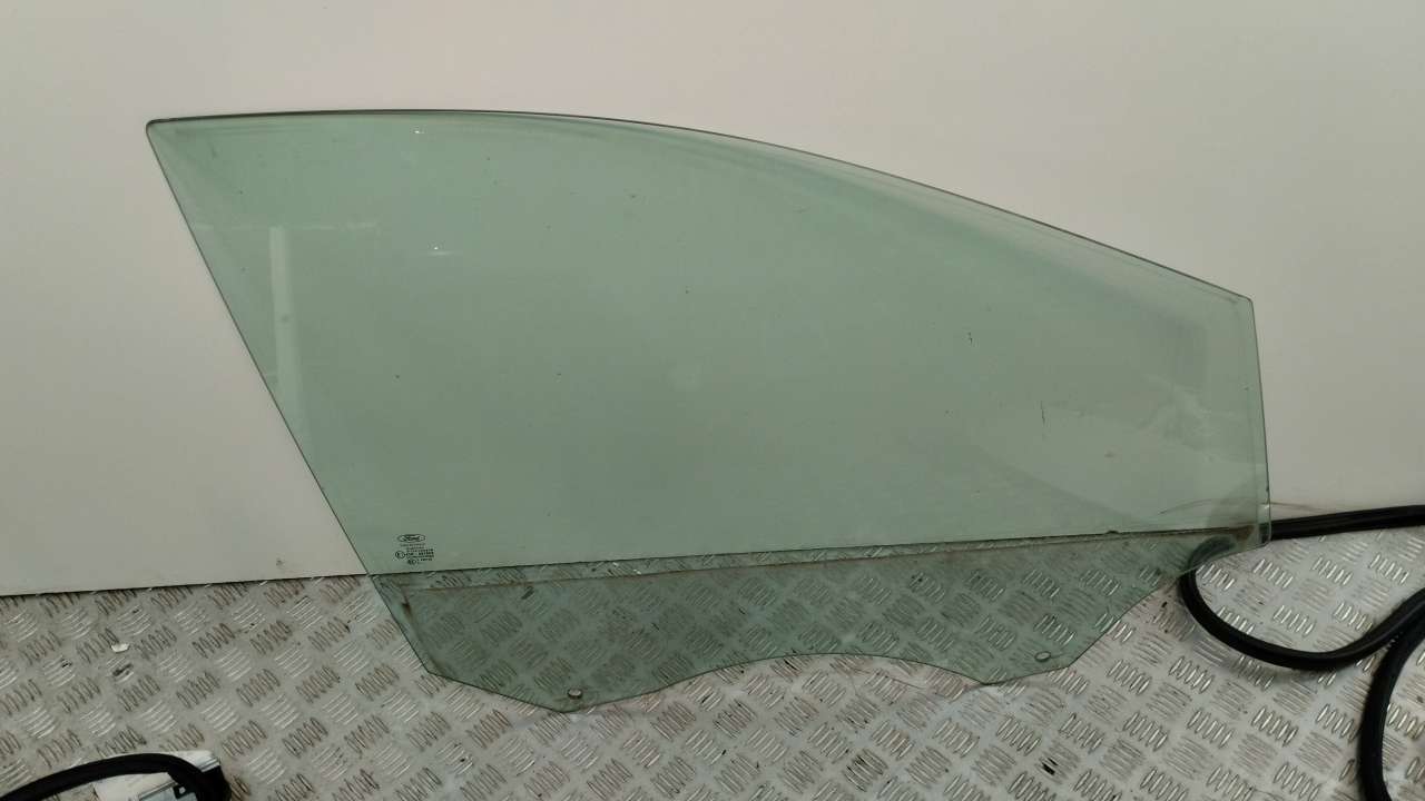Стекло двери передней правой