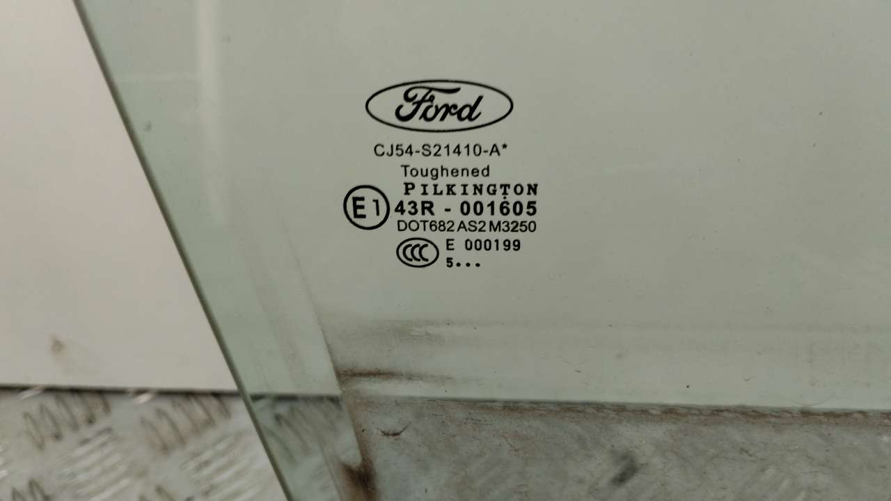 Стекло двери передней правой