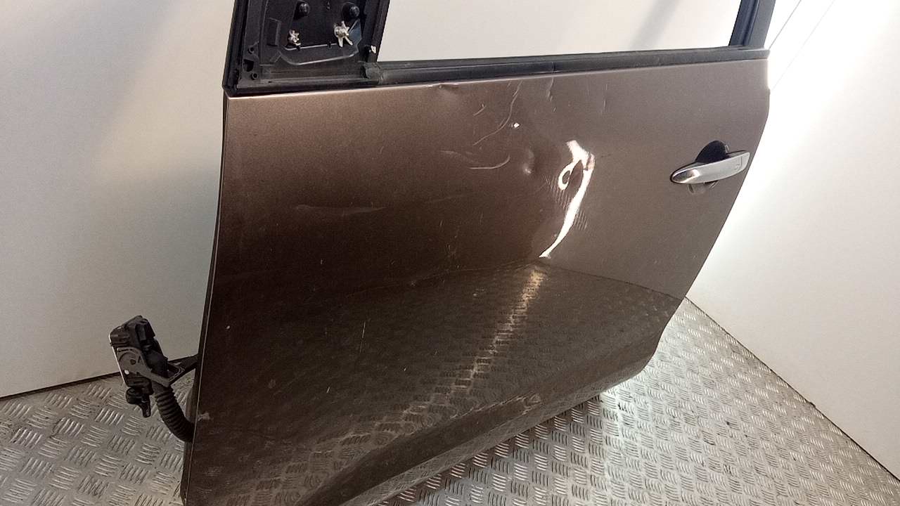 Дверь передняя левая