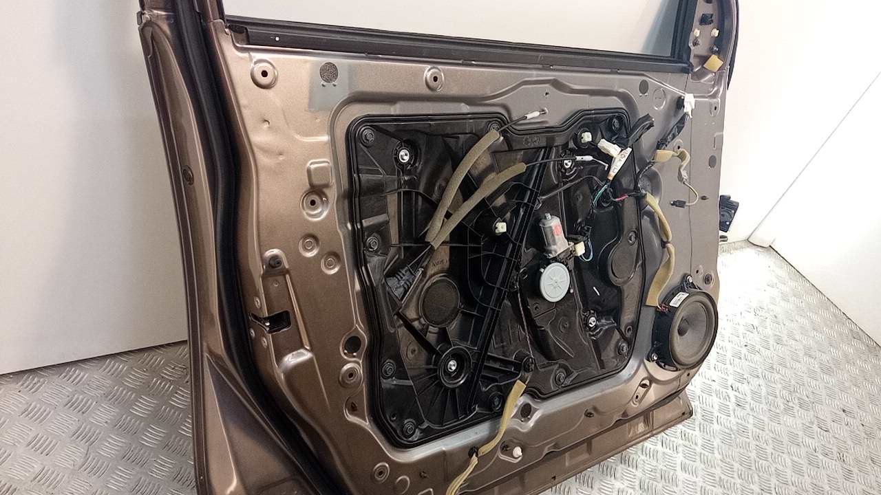 Дверь передняя левая