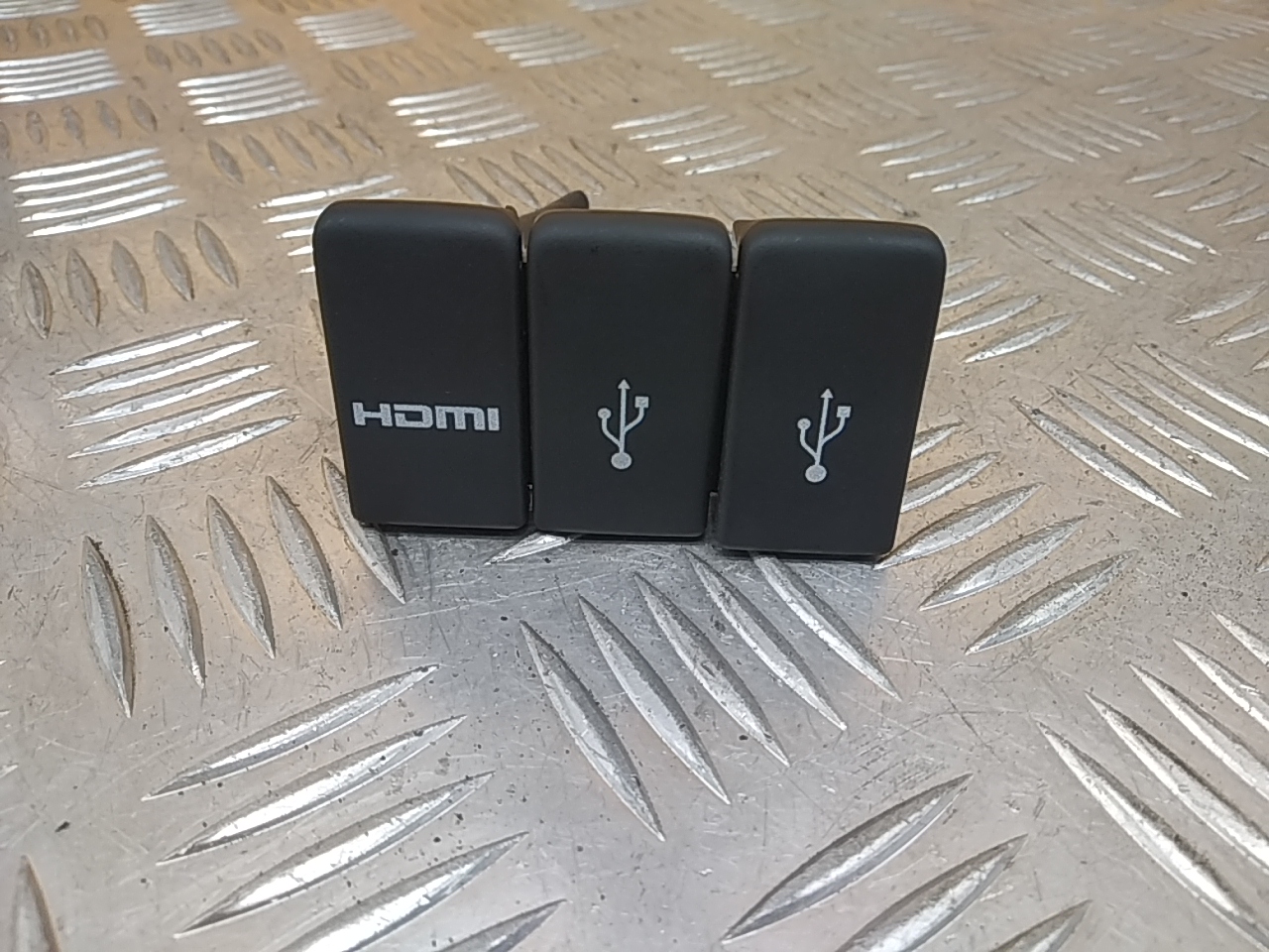 Гнездо AUX / USB IN