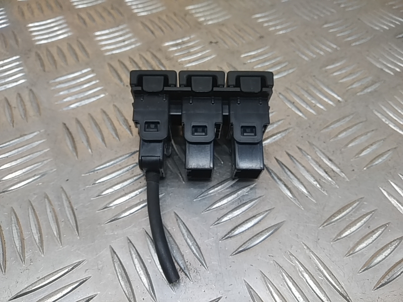 Гнездо AUX / USB IN