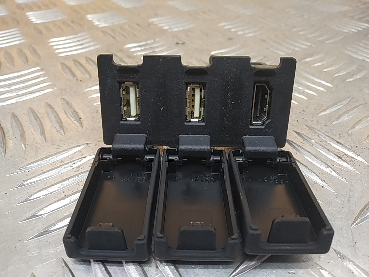 Гнездо AUX / USB IN