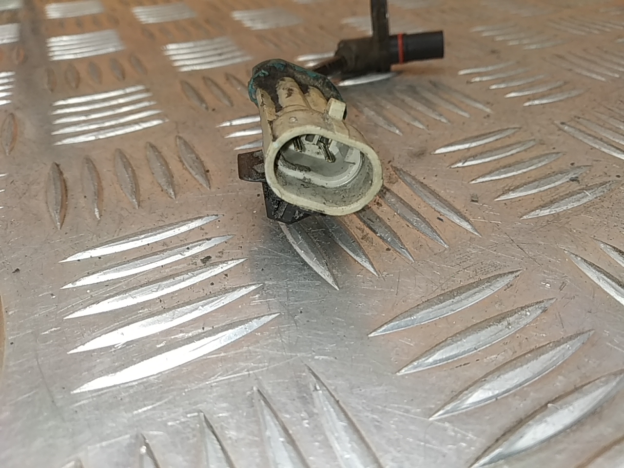 Датчик ABS передний левый