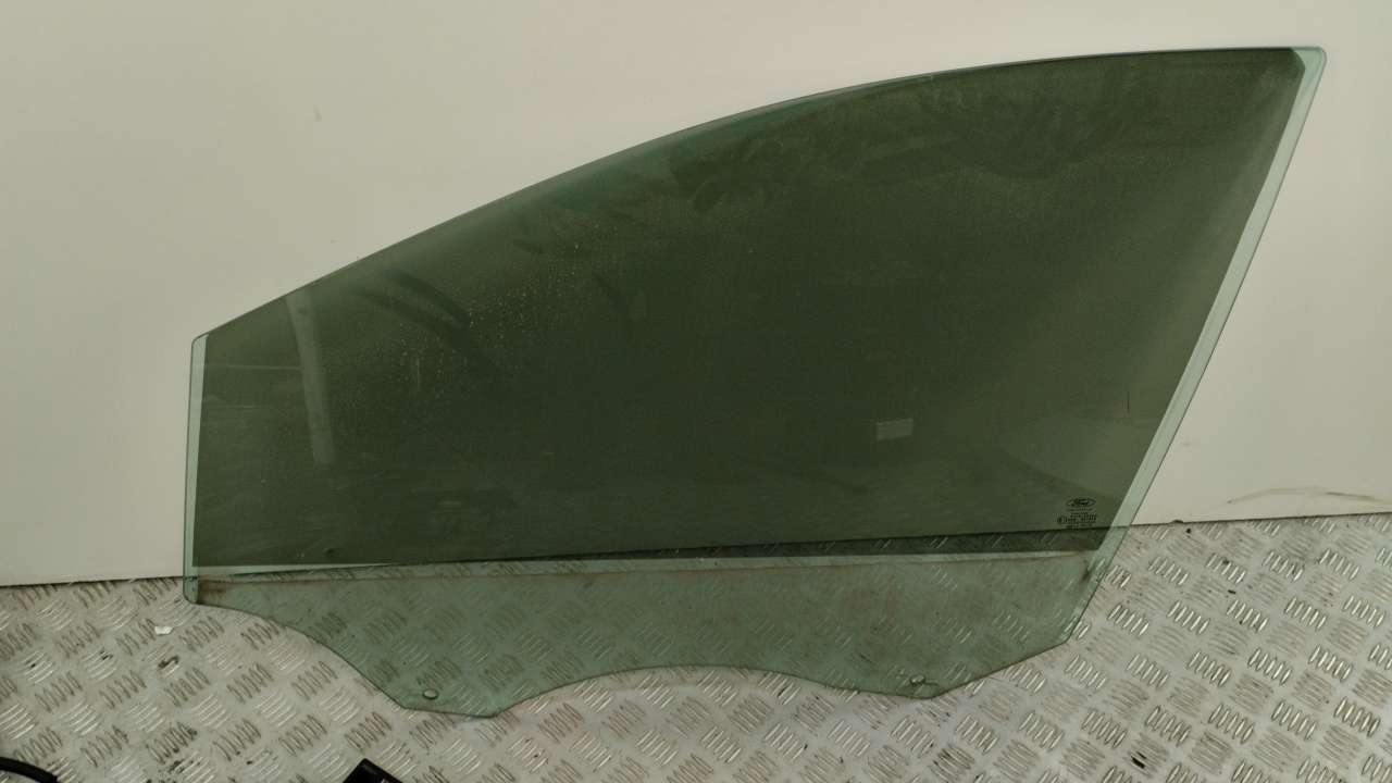 Стекло двери передней левой