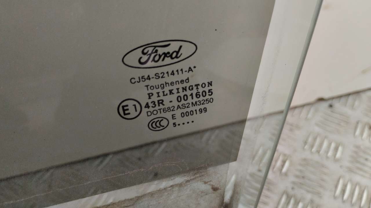 Стекло двери передней левой