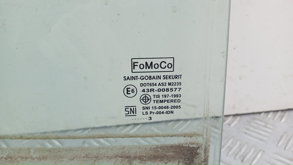 Стекло двери задней правой