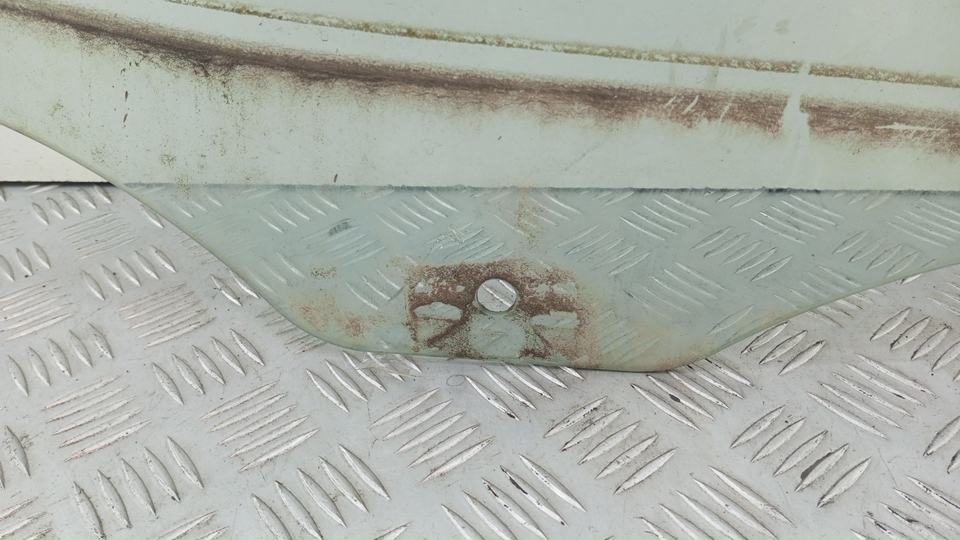 Стекло двери задней правой