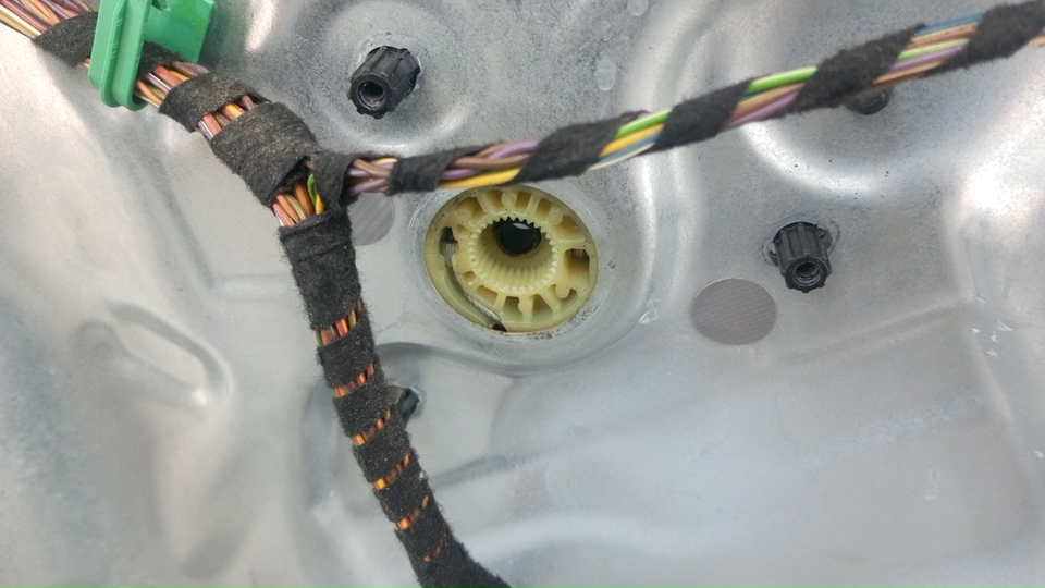 Стеклоподъемник электр. передний правый