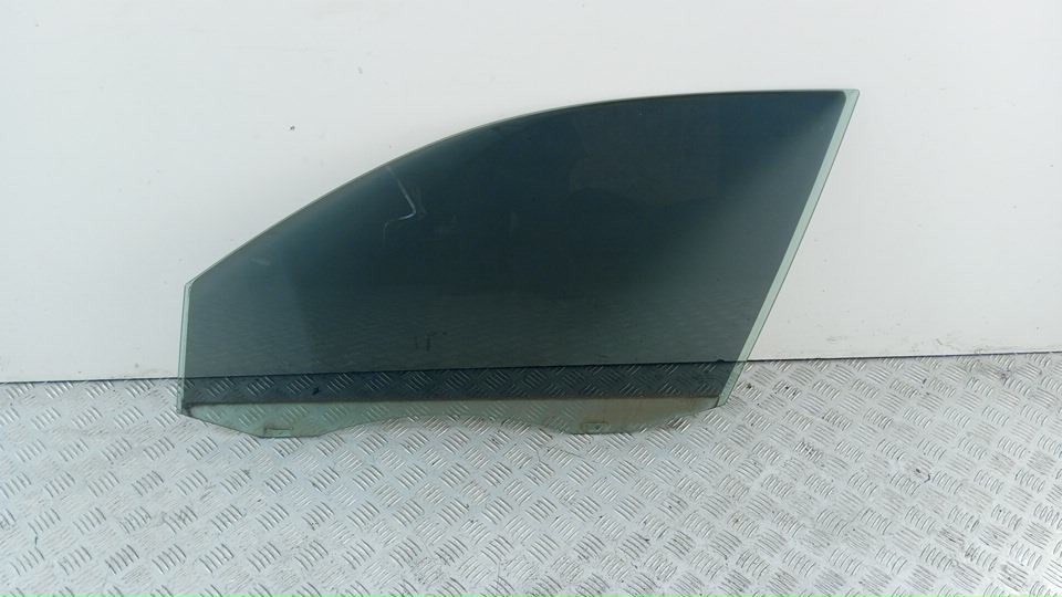 Стекло двери передней левой