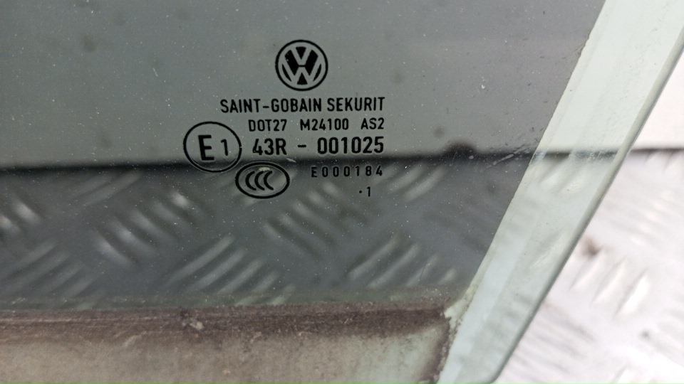 Стекло двери передней левой