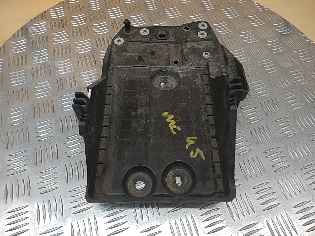 Площадка под аккумулятор (АКБ)