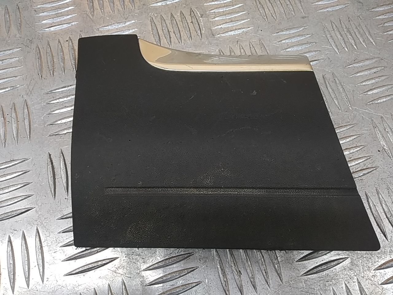 Молдинг переднего левого крыла