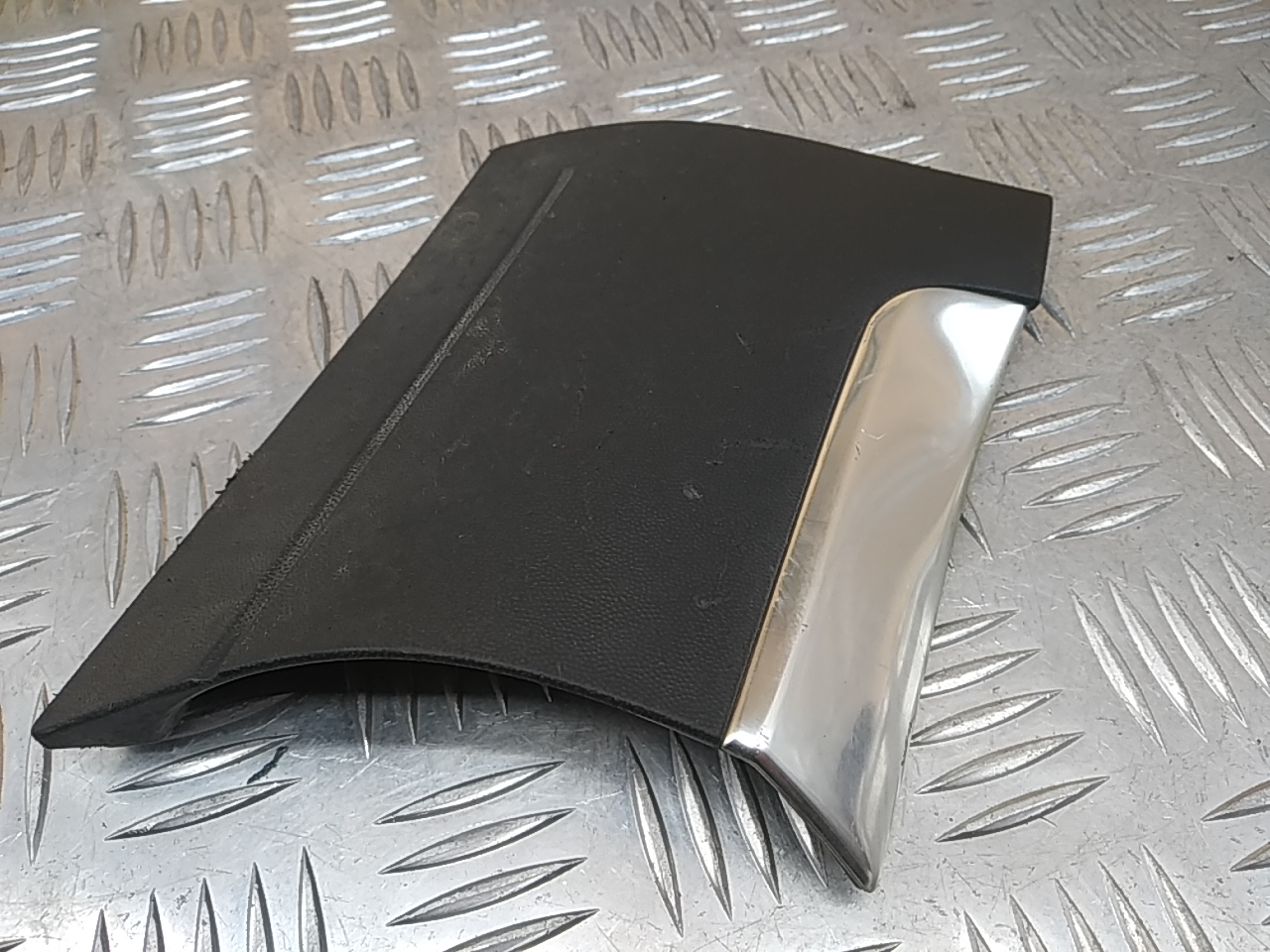 Молдинг переднего левого крыла