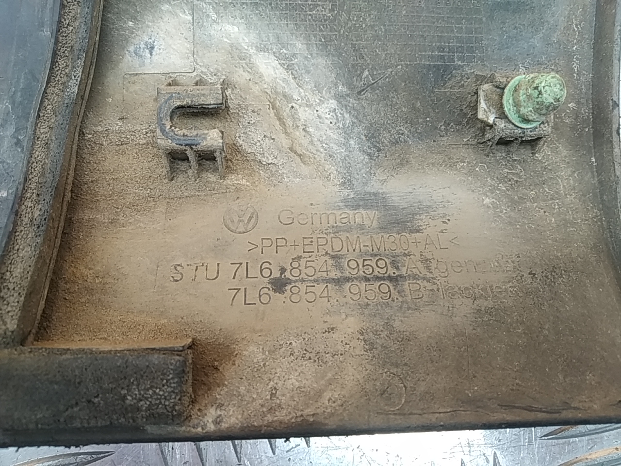 Молдинг переднего левого крыла