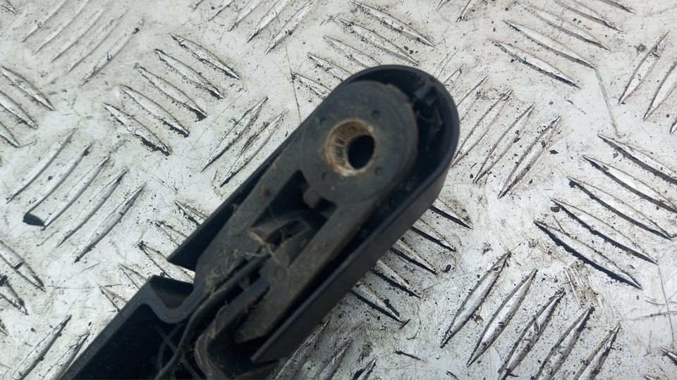 Поводок стеклоочистителя заднего