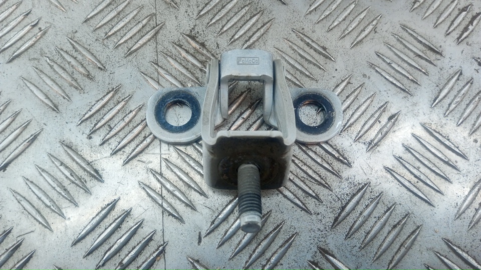 Петля двери багажника