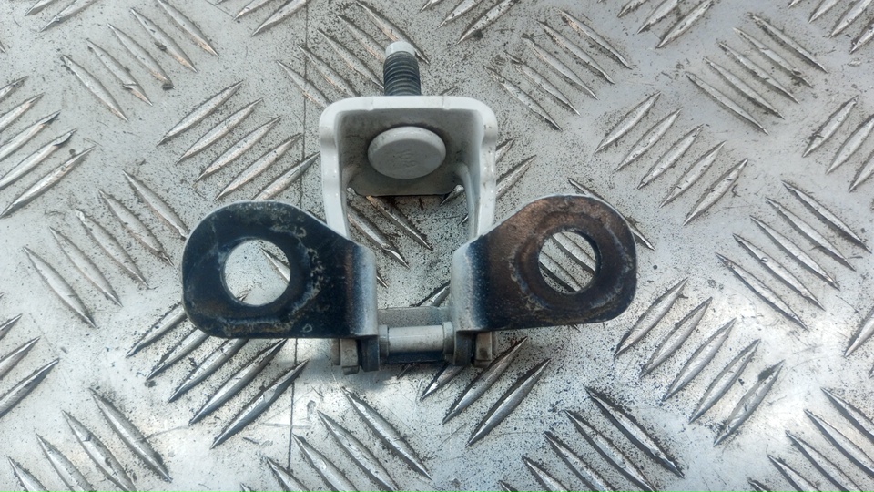 Петля двери багажника