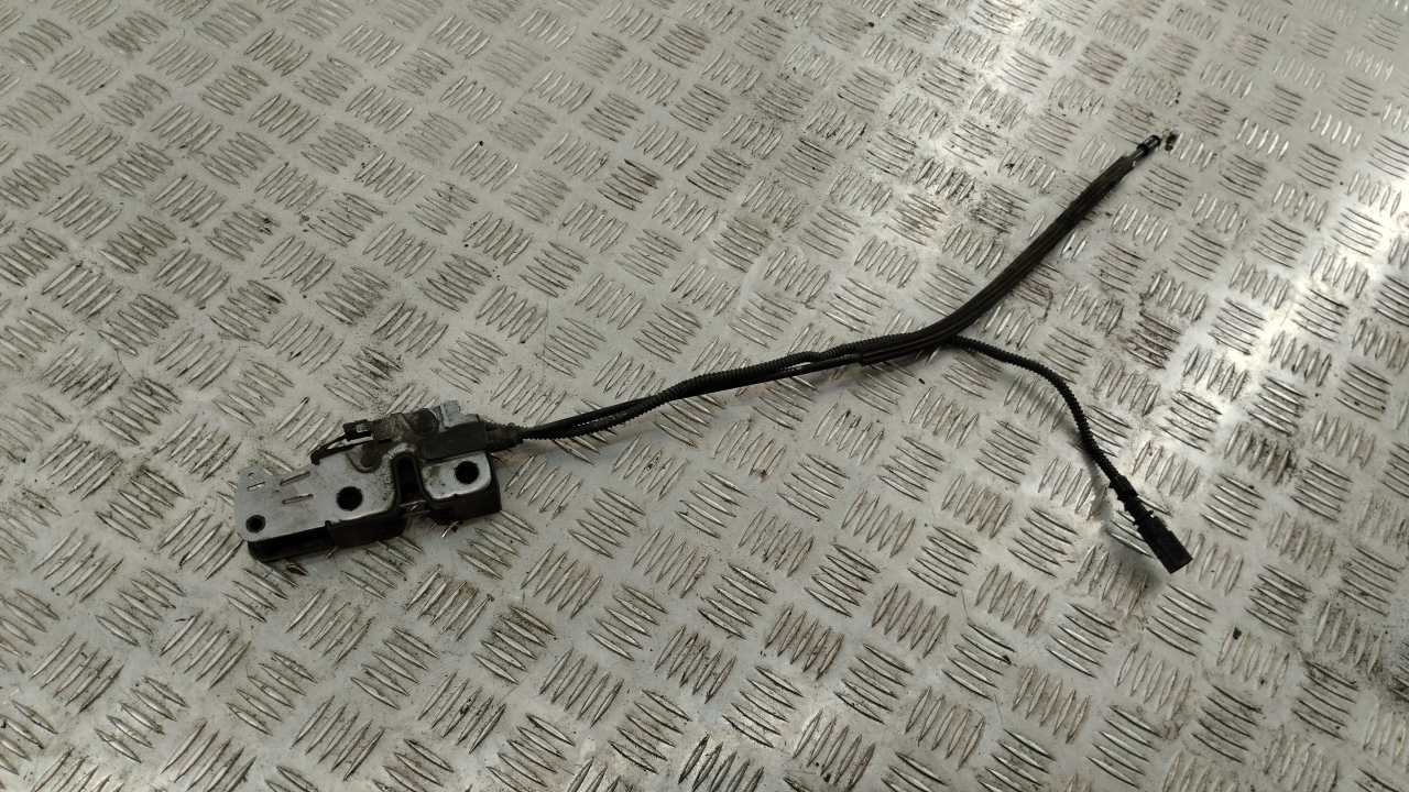 Замок капота