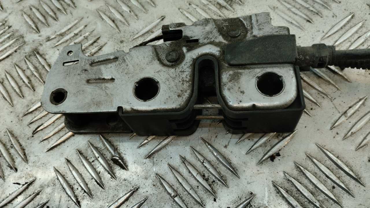 Замок капота