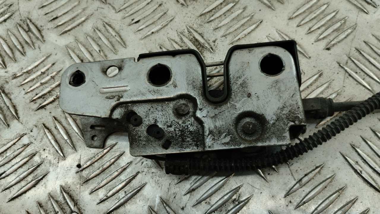 Замок капота