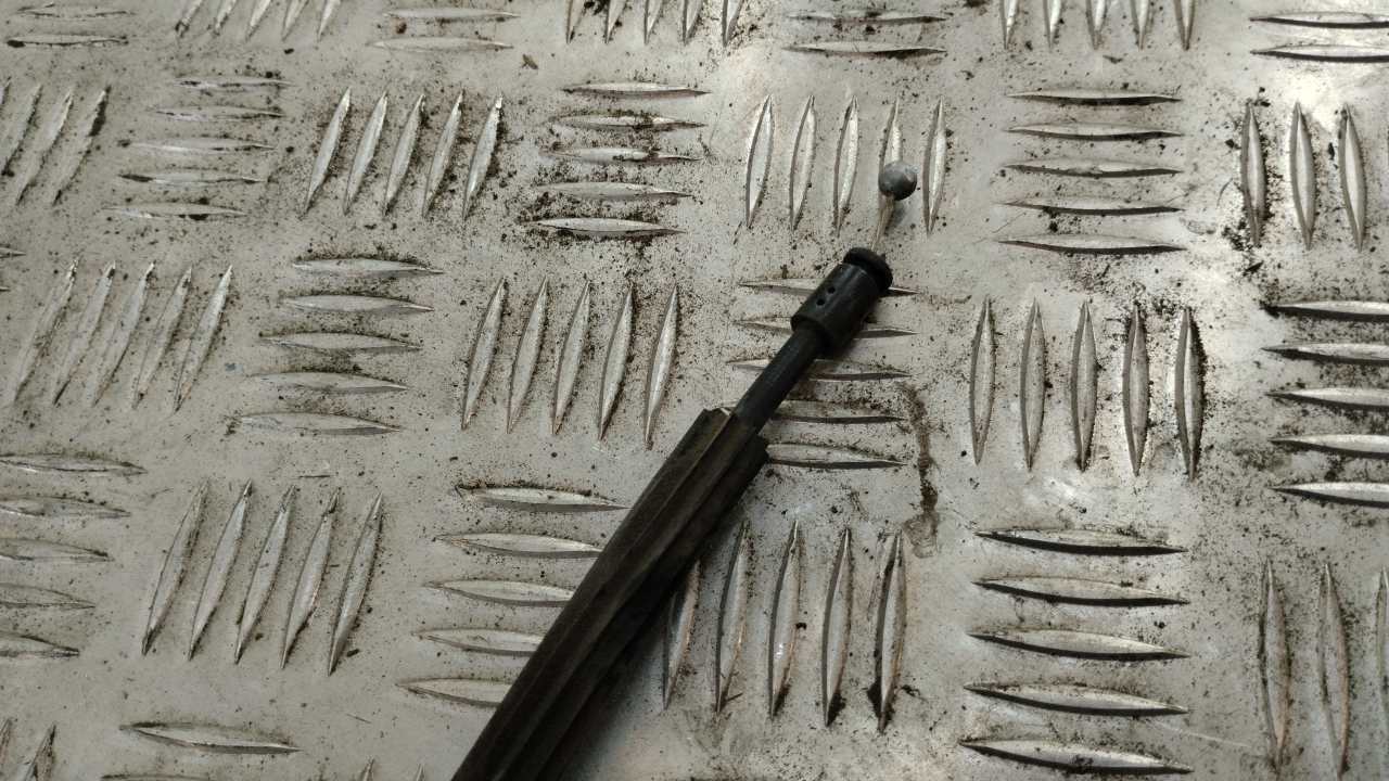 Замок капота