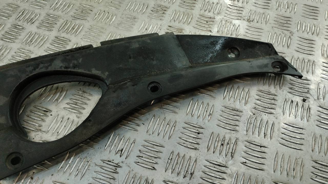 Кожух замка капота