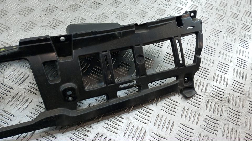 Кожух замка капота