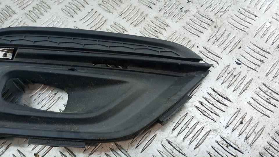 Рамка противотуманной фары правой