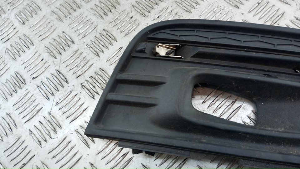 Рамка противотуманной фары правой