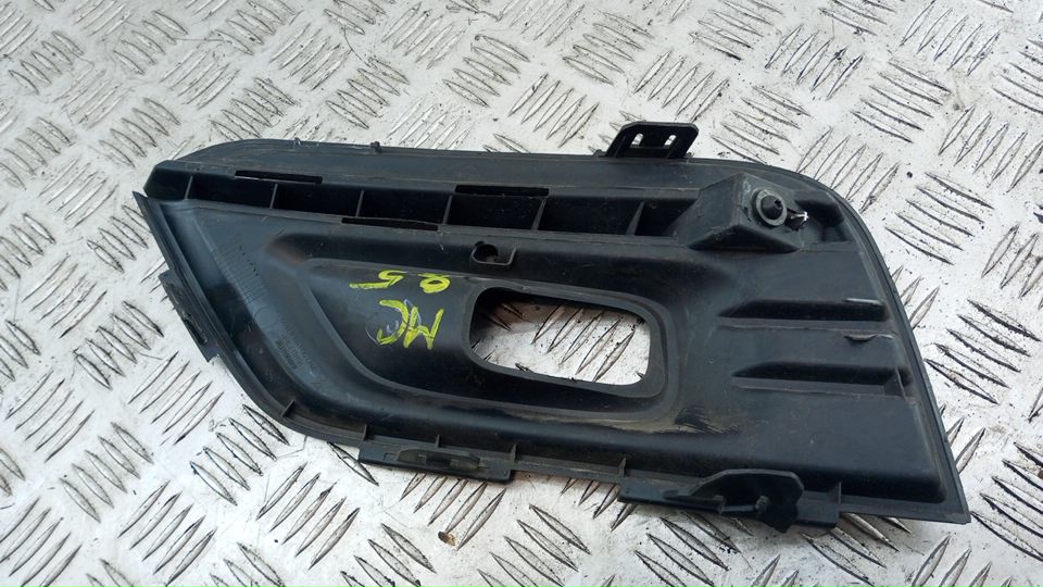 Рамка противотуманной фары правой