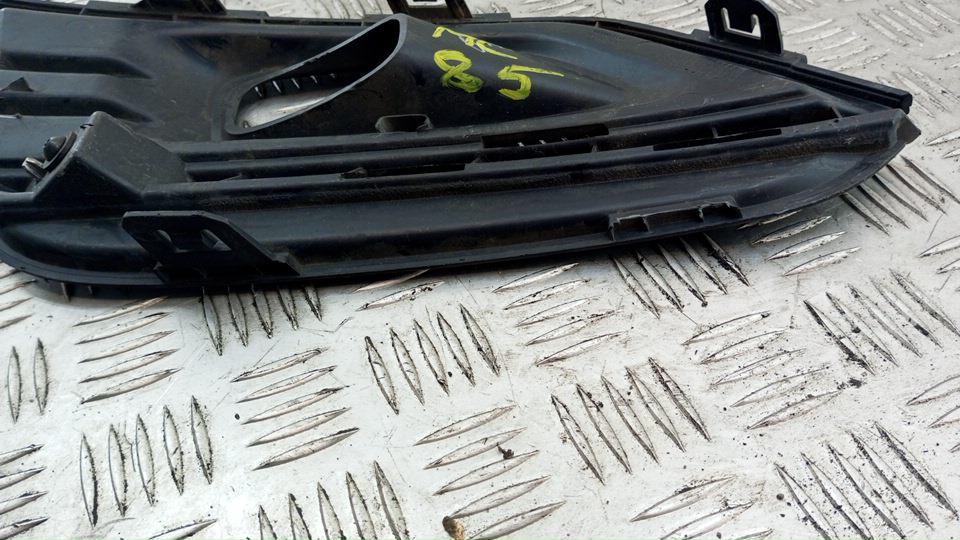 Рамка противотуманной фары правой