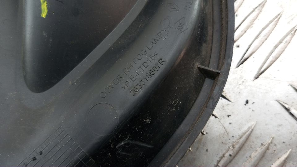 Рамка противотуманной фары правой