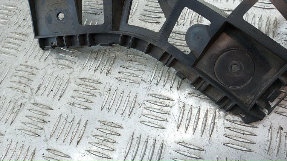 Кронштейн заднего бампера правый