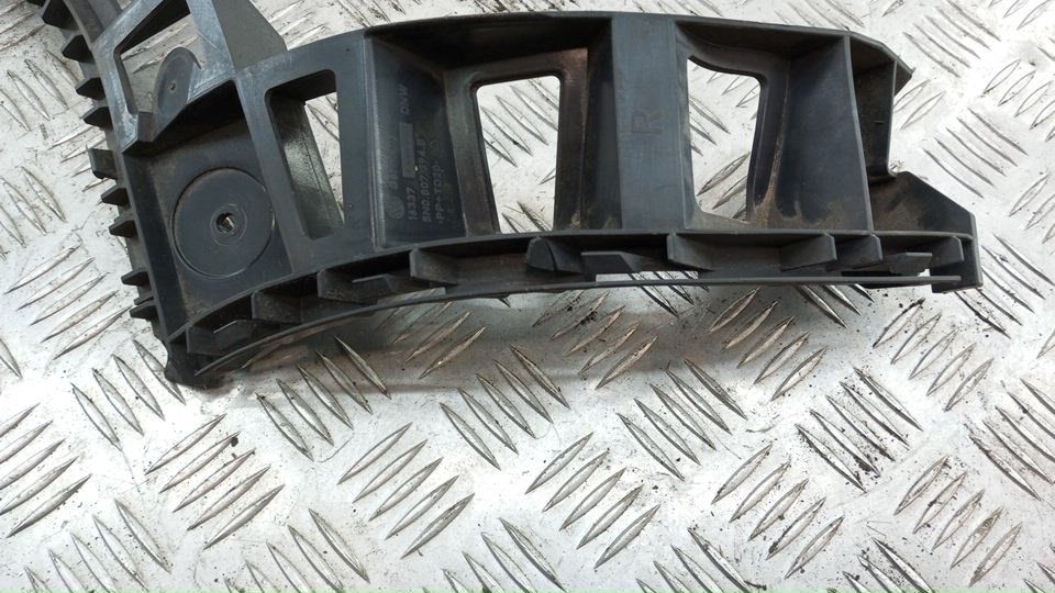 Кронштейн заднего бампера правый