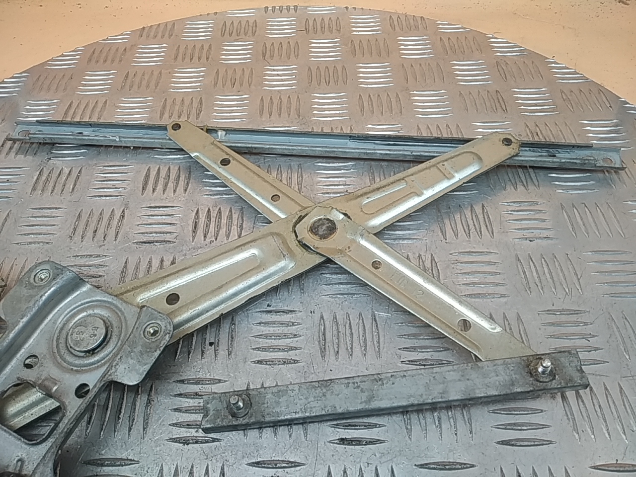 Стеклоподъемник электр. передний правый