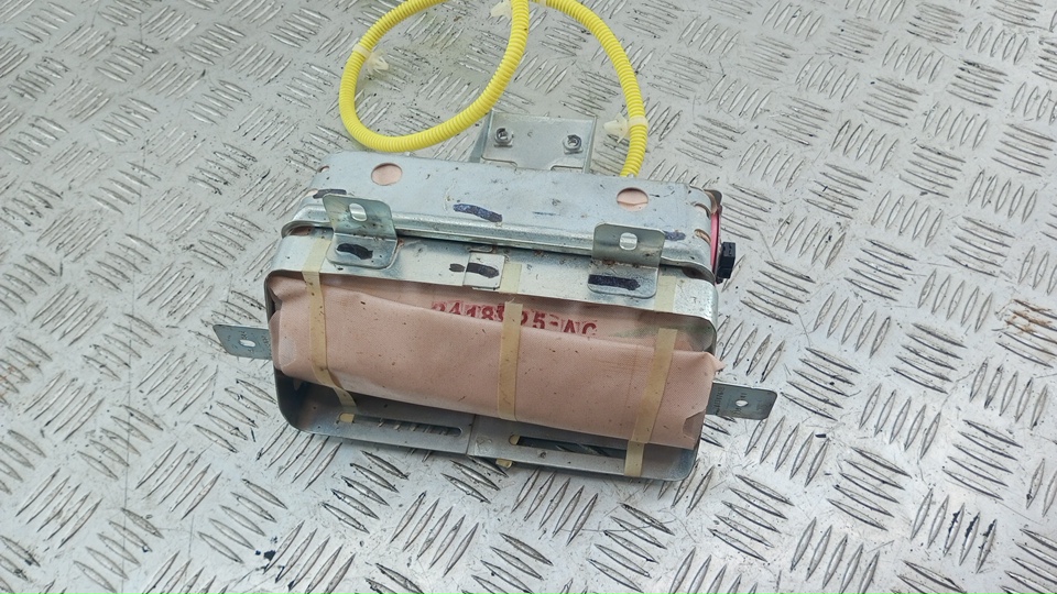 Подушка безопасности пассажирская (в торпедо)