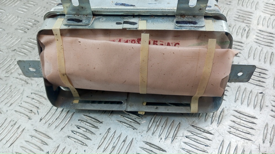 Подушка безопасности пассажирская (в торпедо)