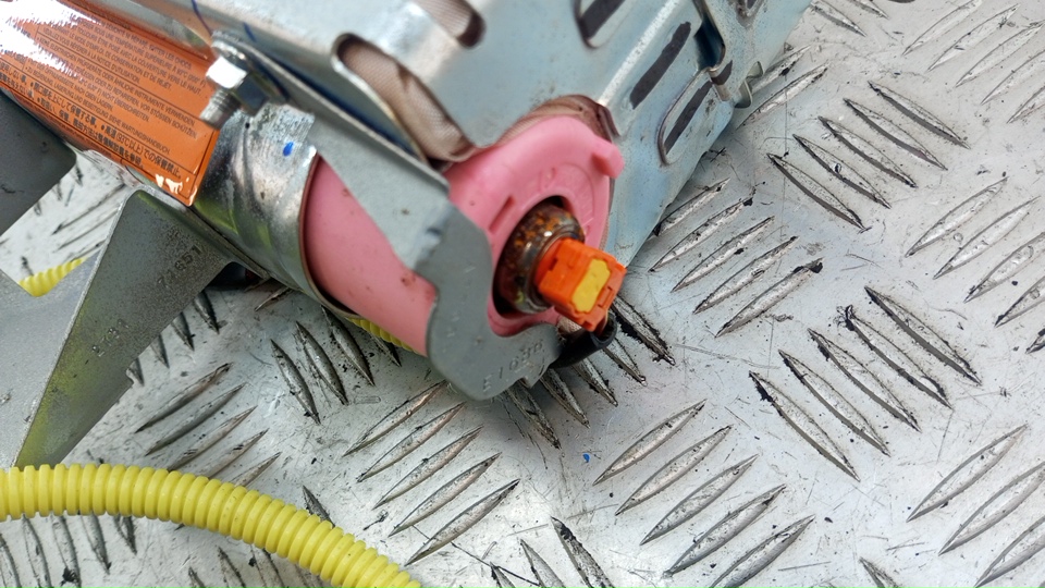 Подушка безопасности пассажирская (в торпедо)