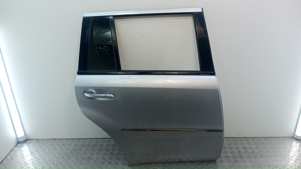 Стекло двери задней правой (форточка)