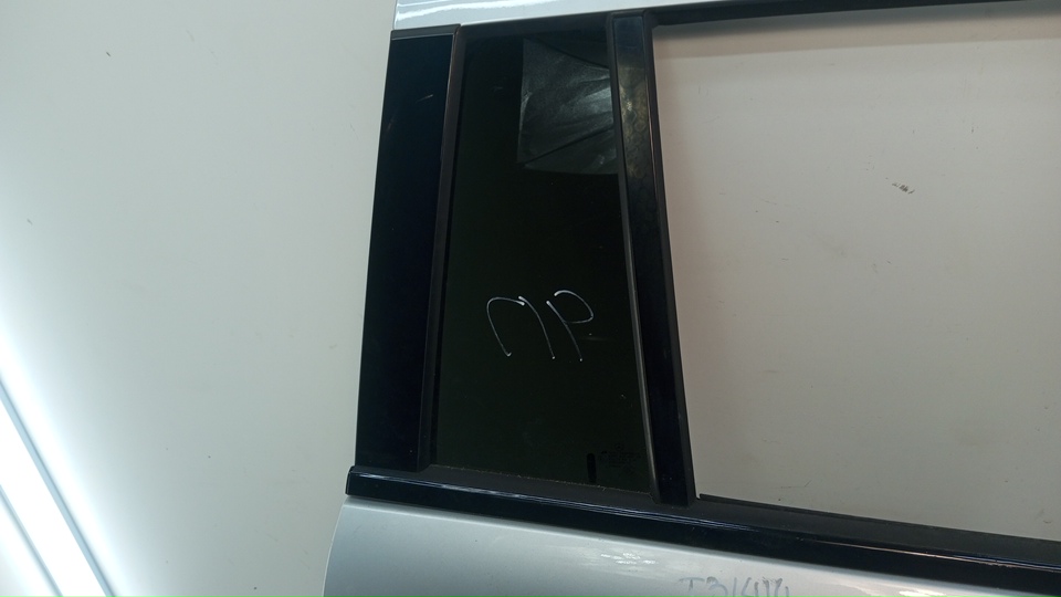 Стекло двери задней правой (форточка)