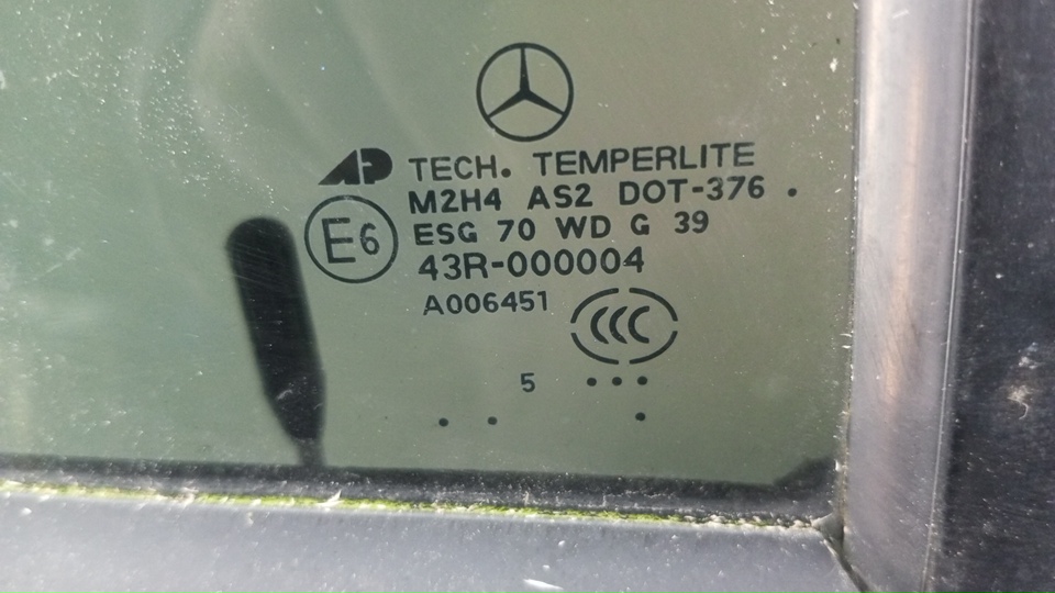 Стекло двери задней правой (форточка)