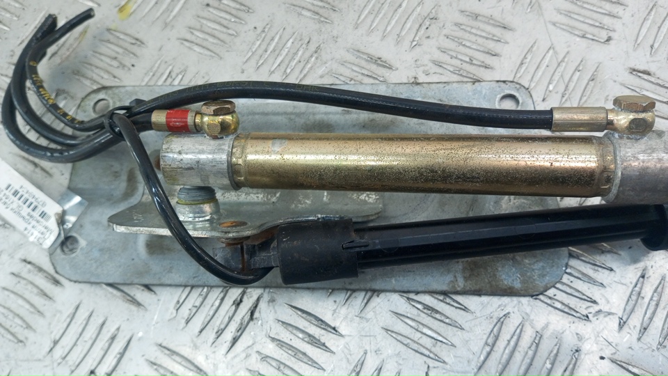 Механизм подъема двери багажника