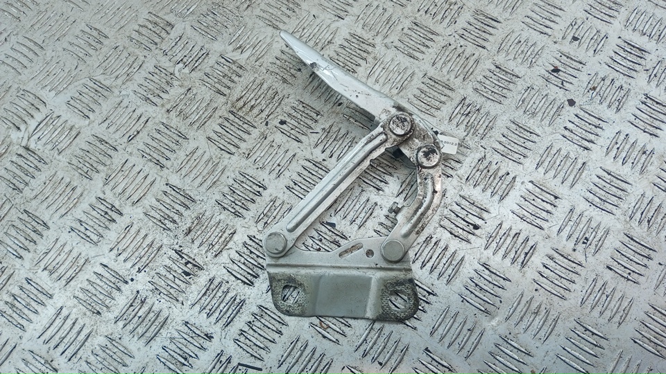 Петля капота левая