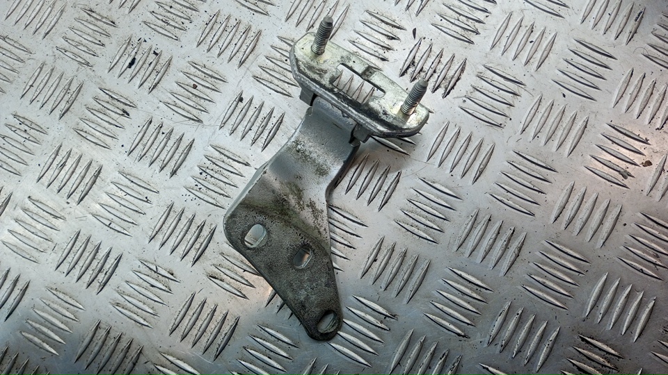 Петля двери багажника