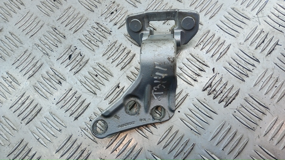 Петля двери багажника