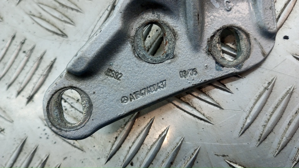 Петля двери багажника