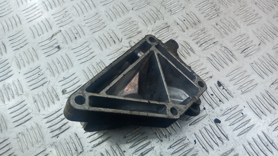Кронштейн опоры двигателя